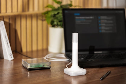 Home Assistant Connect ZBT-2 naast laptop en Green